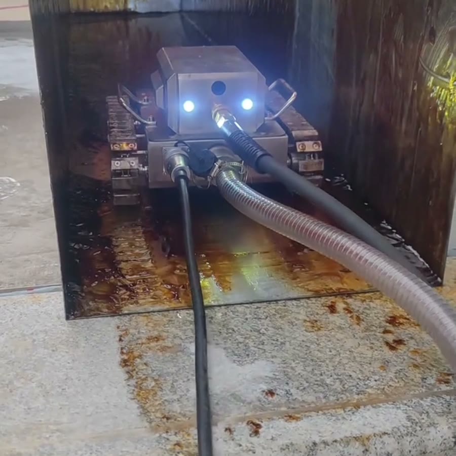 Kanal tabanında biriken atık