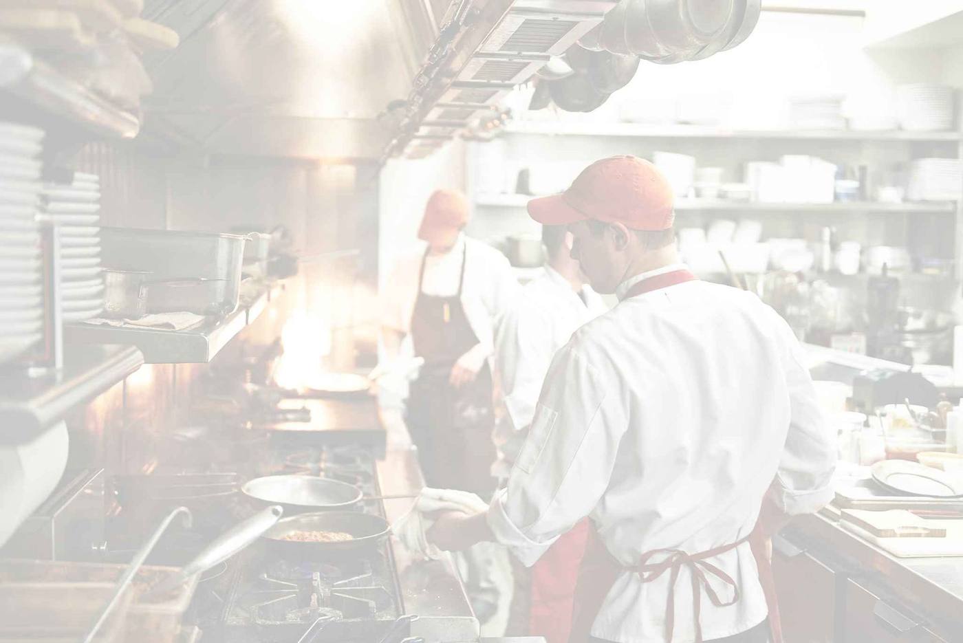 Restoran mutfağında davlumbaz ve yağlı kanal